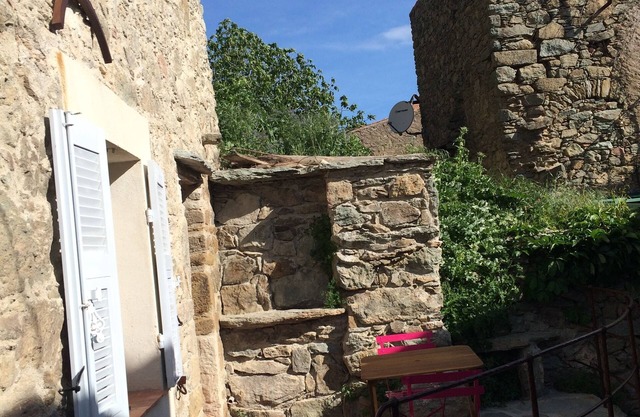 ESTUDIO completamente reformado en casa de piedra corsa