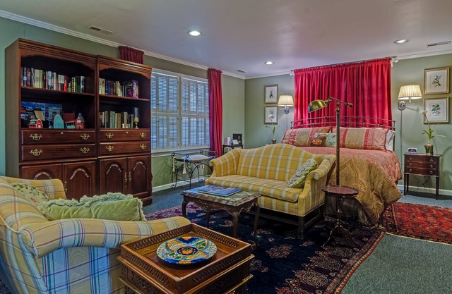 Studio Apartment, Walk to Downtown Franklin, Pets, Big Yard y operado por locales