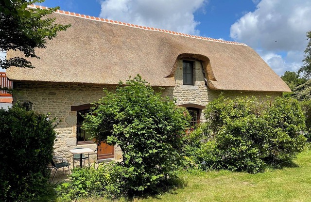 Estudio en una hermosa casa de campo con techo de paja, cerca de Pointe de la Torche