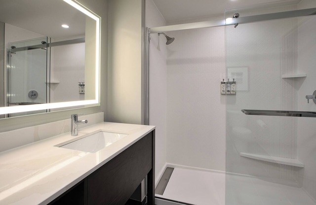 1 Bedroom Hotel Suite in Grand Rapids with AC, WiFi, Fitness Room and Breakfast