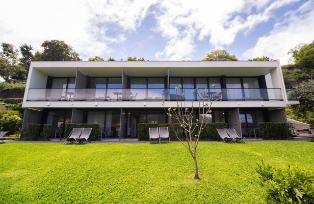 La casa de Manuel es un moderno y gran villa rodeada por el campo verde.