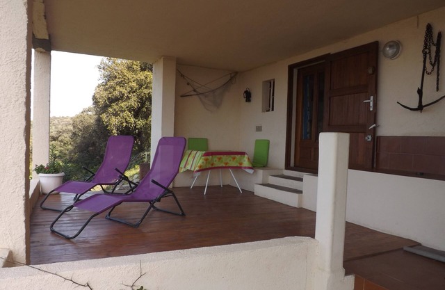 ESTUDIO en la planta baja de una casa en terrenos arbolados estacionamiento privado
