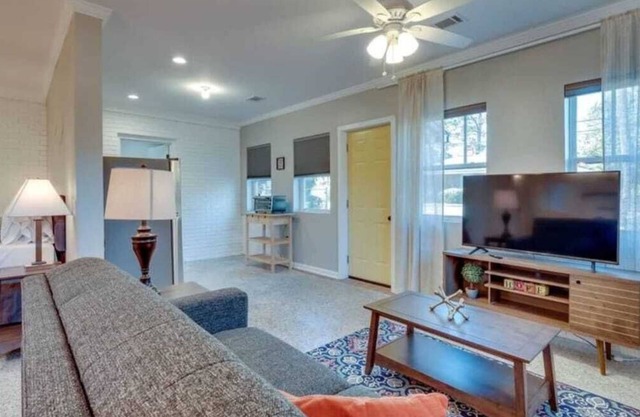 Studio w/ Gazebo & Pool-Swanky Savannah Style