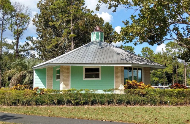 Studio w/ Lakeview within an Equestrian Center 30' from Orlando