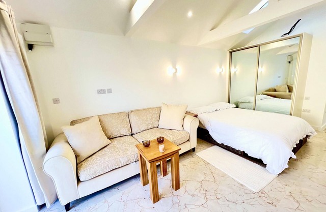 Stunning 1-bed Studio in Greenford