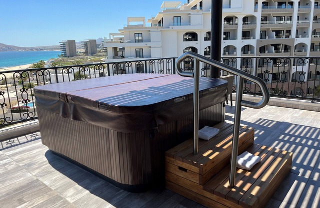 Stunning 2 B/R ocean front condo near Cabo San Lucas