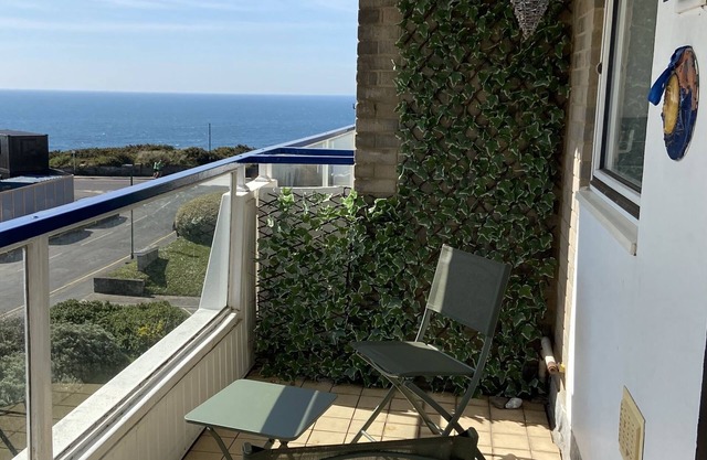 Stunning 2 bed Seaside Apartment With Sea Views