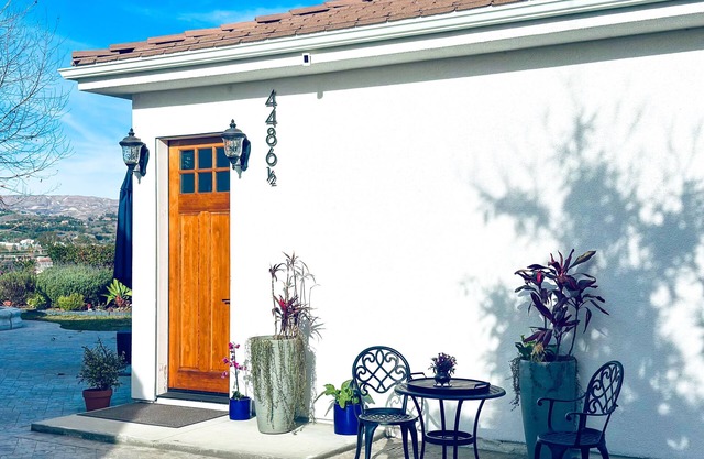 Stunning 2-bedroom house w/ fitness room, outdoor kitchen WiFi in Moorpark