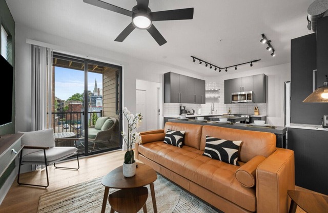 Stunning 3BR suite| 2 private decks| A+ Location!