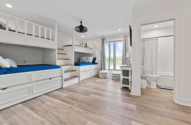 Stunning 4-bedroom Lakehouse on the water!!