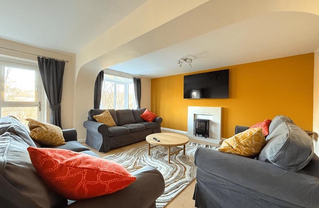 Stunning 4 BR Townhouse for 8 With Free Parking