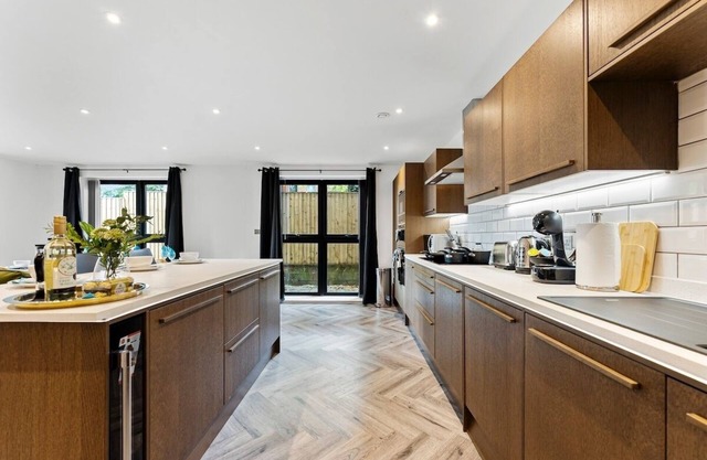Stunning Abode in Leeds - Games Room - Parking