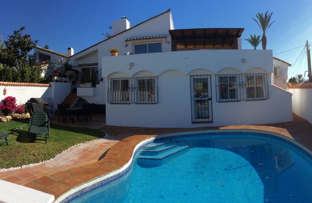 Impresionante ubicación junto a la playa andaluza con piscina privada y jardín
