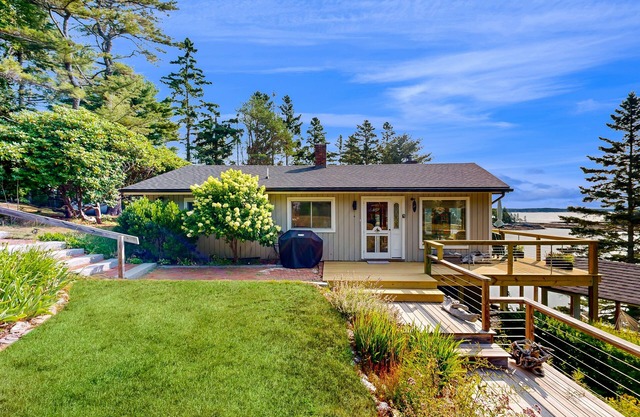 Stunning artist's retreat with ocean view & amazing deck, near Reid State Park