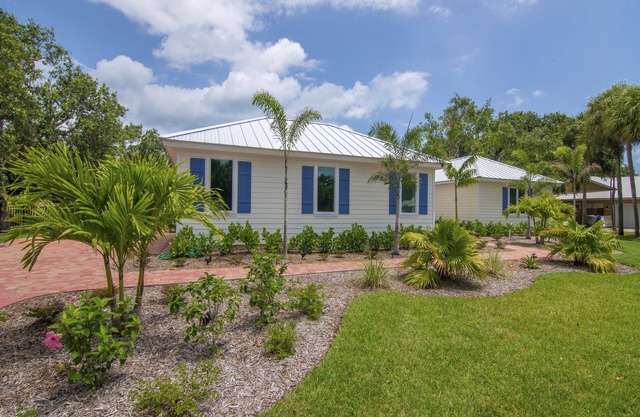 Stunning Beach side Pool Home - Sleeps 6 -Moorings/Floralton Beach area