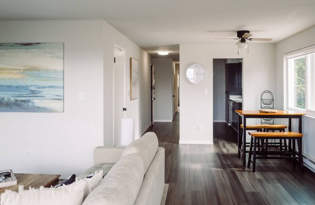 Stunning Beach View Retreat: 2BR Condo on Alki Beach