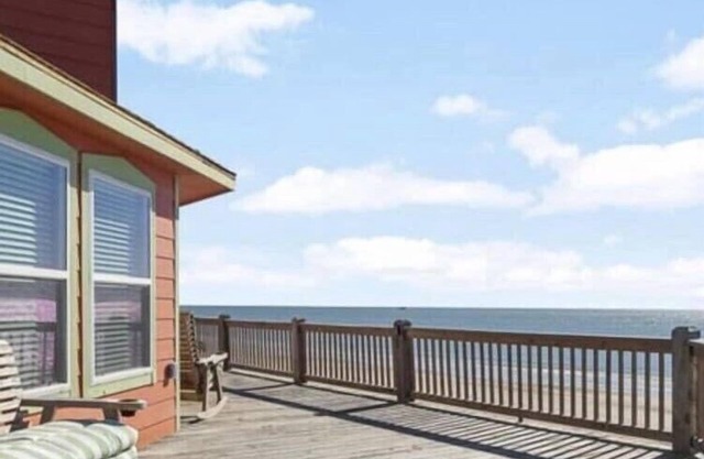 Stunning Beachfront 3 Bedroom Home, CoralMoonBeach