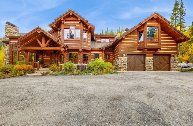 Stunning Cabin with wifi, mountain views, private hot tub & secluded location