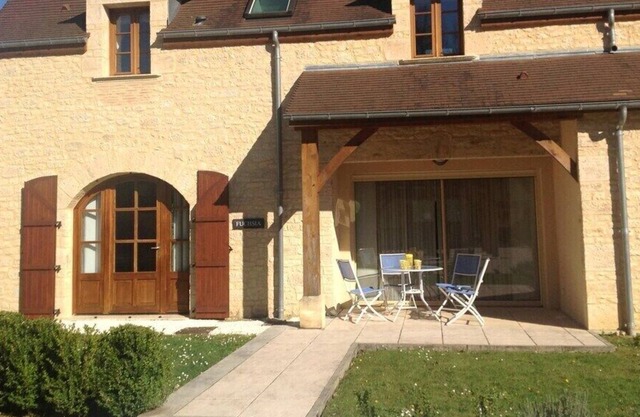Stunning Modern Villa on private domaine - Walk to Brantome, Peaceful Location