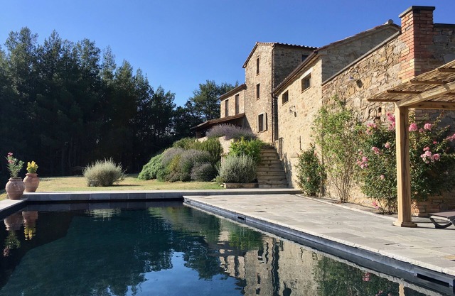 Impresionante villa en la cima de la colina con impresionantes vistas y piscina, olivar, viñas y bosques