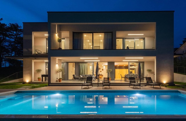 Impresionante casa en Nedescina con.