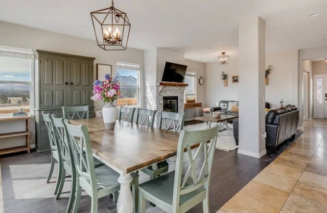 Stunning home - near USAFA, mountain views, amazing location!