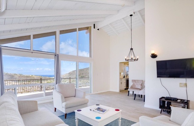 IMPRESIONANTE CASA CON VISTAS A LA MONTAÑA Y AL MAR