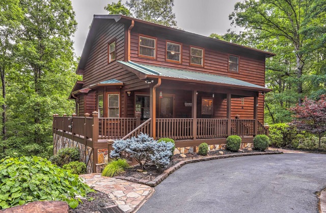 Stunning home with fireplace, gazebo & Ping-Pong - dogs welcome