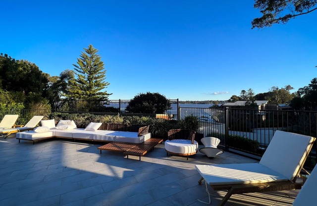 Stunning lake view luxury holiday home