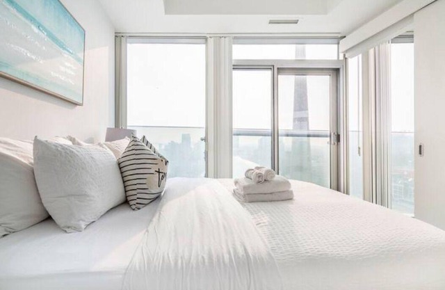 Stunning Lake View luxury Condo in The Tourist Hub Area in Toronto Downtown