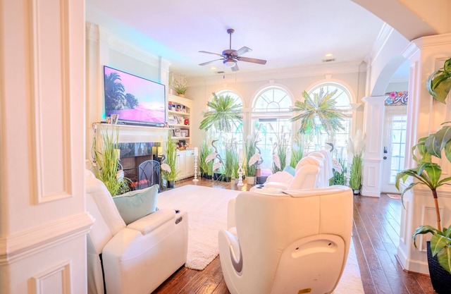 Stunning Lakeview, Sleeps 12, Family Home