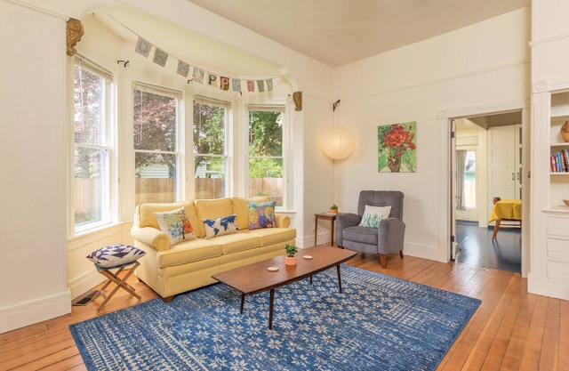 ¡Nuevo listado en el corazón de Port Townsend! 3bed / 2bath