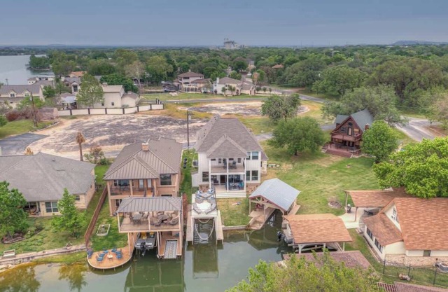 Stunning Luxury Lake Home with Waterfront & Fire Pit!