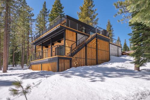 Stunning Modern Mountain Home for 10 in Truckee New Hot Tub BBQ Close to Slopes Book on Mobile for Promo Price