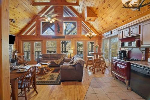 Stunning Mountain Cabin w Hot tub