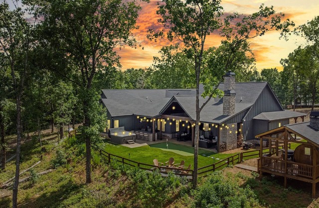 Pet Friendly, New Construction/ Mtn Views/ Hot Tub / Game Room/ Outdoor Kitchen