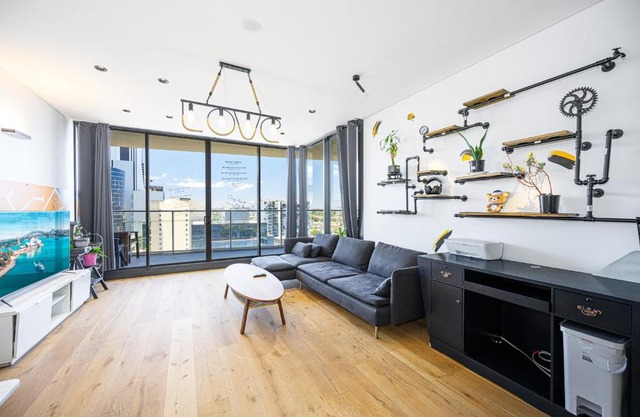 Stunning New 2 Bedrooms Apt Shopping & Parking