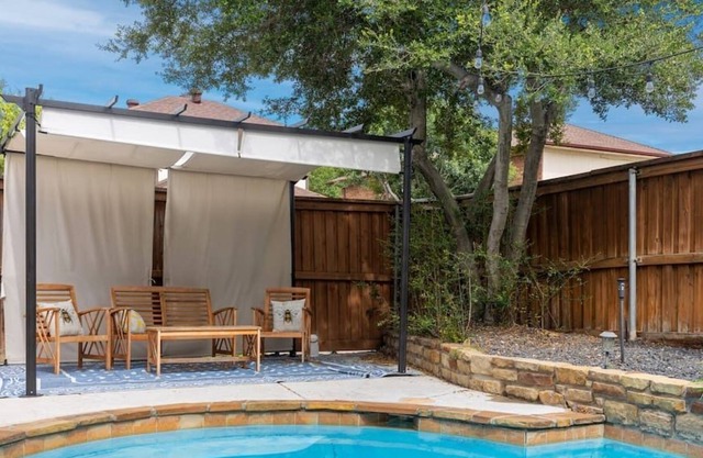 Stunning Pool, Beautiful 3/2 home w/Outdoor Space!