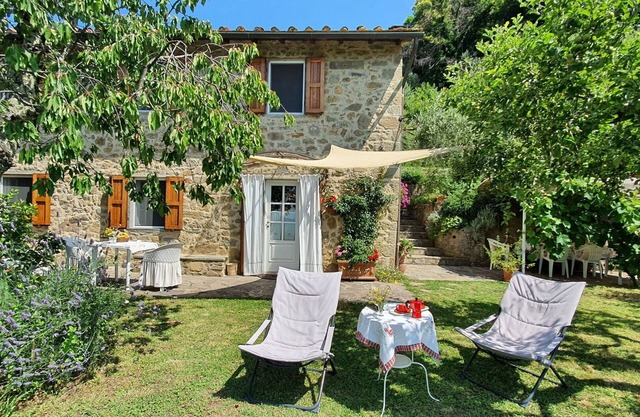 Casa de vacaciones privada con jacuzzi, A/C, internet, TV, vista panorámica, cerca de Lucca