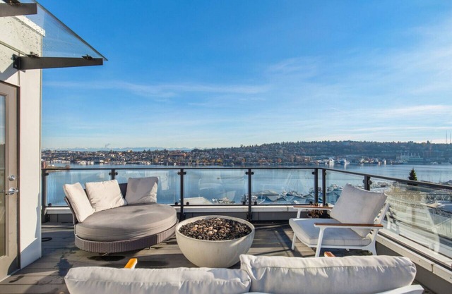 Stunning Queen Anne Hill Haven: Rooftop Lake Views!