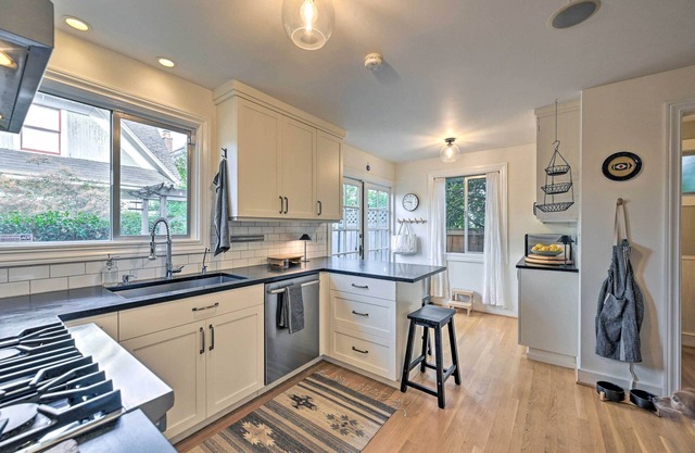 Stunning Queen Anne House w/ Private Patio!