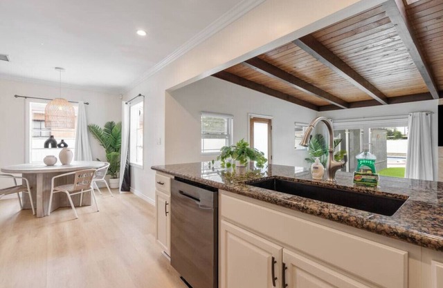 Stunning Retro Beach Oasis, Dual Living, Pool