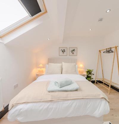 Stunning Skyview 2BR flat , fast Wifi - Home Away from Home