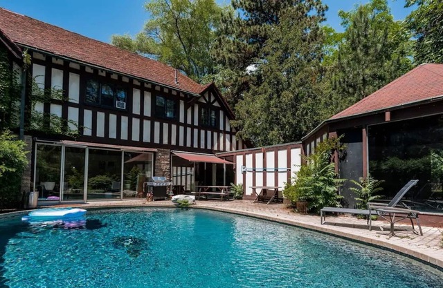 Stunning & Spacious Heritage Home in Bridal Path
