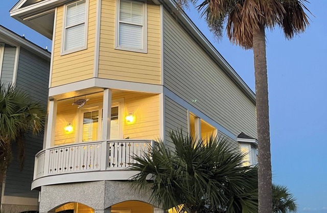 Stunning Sunrise and Sunset Views, King Suites, and Double Balconies. Premium Golf Cart Included, and Well-Behaved Pets Considered - 861 Bonito Rd