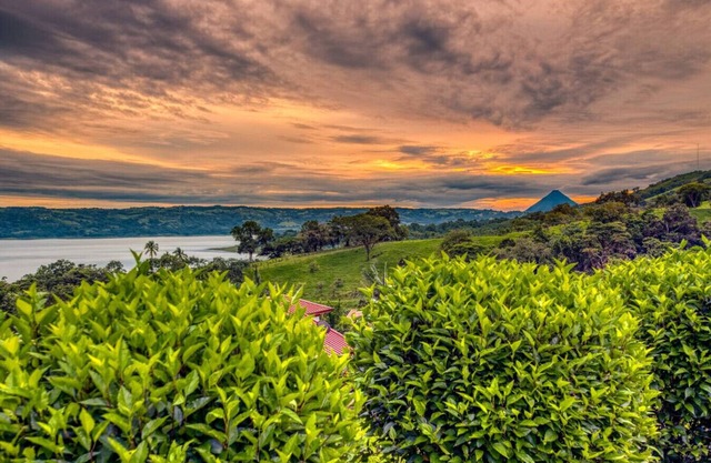 Spellbinding views, 4 full suites, Hot Tub!