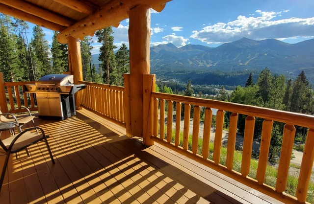 Fabulosa casa de registro, vistas inmejorables, 1 milla de Main St, sauna, bañera de hidromasaje
