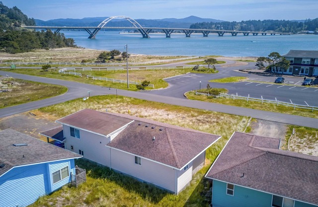 ¡Excelentes vistas de la bahía de Alsea y acceso a la bahía desde esta casa luminosa y abierta en Waldport's Bayshore!