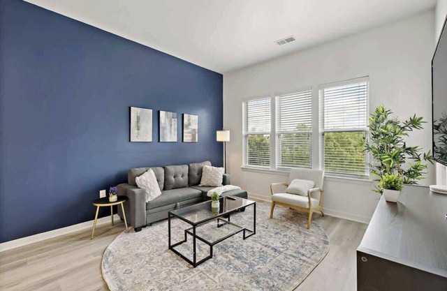 Stylish 1BD Retreat | 5 Mins to Downtown | Free Parking + Gym + Sleeps 6