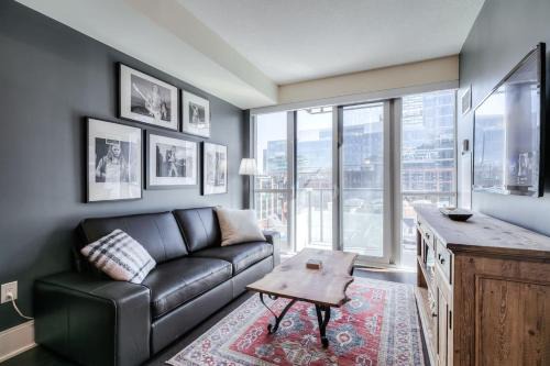 Stylish 1BR plus Den with Balcony in Downtown